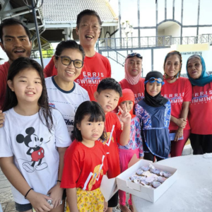 Beginner swimming class for children in Mantin
